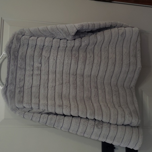 Faux Fur Jacket - Picture 3 of 6